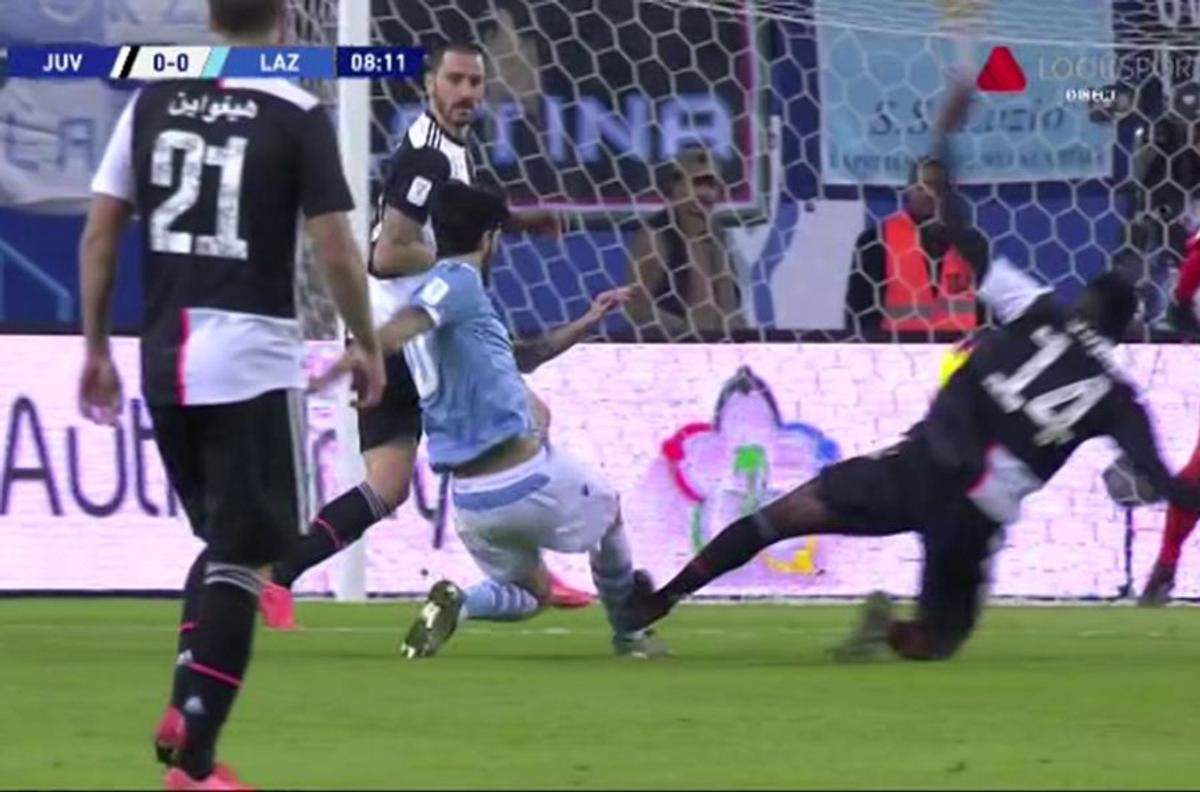 FOTO Intrare horror în Juventus - Lazio! Putea să îi rupă piciorul, dar arbitrul nu a dat nici măcar fault