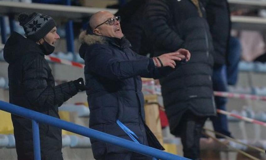 Valentin Crețu (31 de ani), fundașul dreapta de la FCSB, a continuat schimbul de replici de la distanță cu Leo Grozavu (53), antrenorul lui Sepsi, și după finalul partidei de la Mogoșoaia, încheiată cu scorul de 1-1.