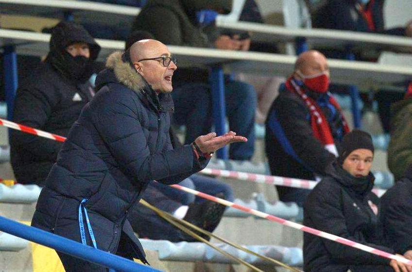 Leo Grozavu, antrenorul lui Sepsi, a explicat pe larg ceea ce s-a întâmplat la pauza meciului cu FCSB (1-1), când a avut un schimb de replici cu Valentin Crețu, unul dintre cei mai experimentați jucători din lotul roș-albaștrilor.