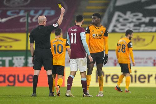 Nuno Espirito Santos (46 de ani), managerul lui Wolverhampton, l-a criticat public pe Lee Mason (49 de ani), arbitrul înfruntării cu Burnley, pierdute 1-2.