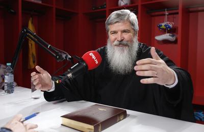 Preotul Vasile Ioana, despre fotbal și religie în episodul #13 din podcastul „Profu' de Sport” » „Ronaldo a căzut din Cer ca Lucifer, Messi a fost smerit și a câștigat. El este «Man of God»”
