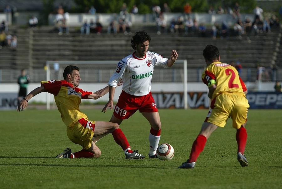 Tibor Moldovan, în acțiune, în tricoul lui Dinamo „Am meritat să fiu în Echipa Bețivilor!” » Fost atacant la Dinamo și favoritul lui Iordănescu, interviu onest: cum fura cu băieții de cartier, de ce și-a bătut iubita și de ce n-a reușit mai mult în carieră