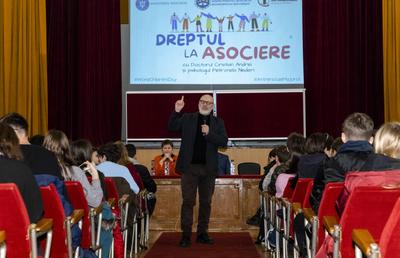 Pariem pe educație! Adolescenții, îndemnați de Asociația Joc Responsabil la un stil de viață sănătos: „Construiți ceva benefic societății și distrați-vă responsabil!”