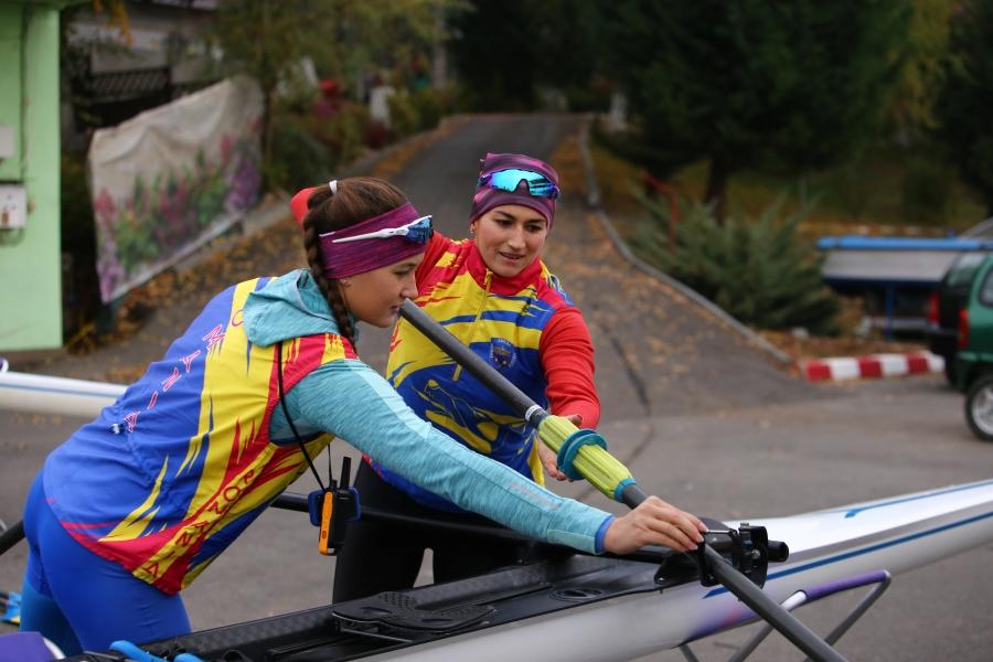 Simona Radiș și Ancuța Bodnar pregătindu-se de un nou antrenament FOTO Dumitru Angelescu Canotorii lotului național, încă o lună de cantonament în Italia » „Jocurile Olimpice sunt motivația de la antrenamente!”