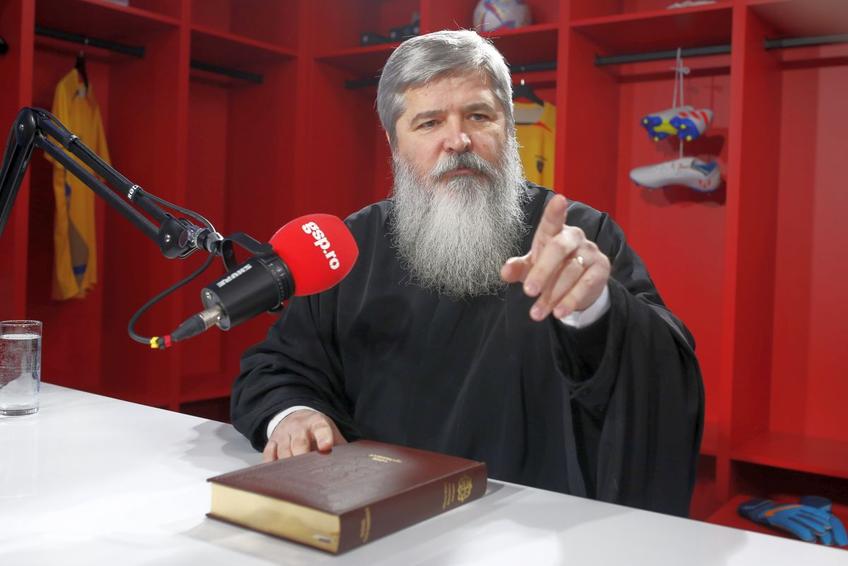Părintele Vasile Ioana, în vestiarul cu povești al Gazetei Sporturilor / FOTO: Cristi Preda (GSP)