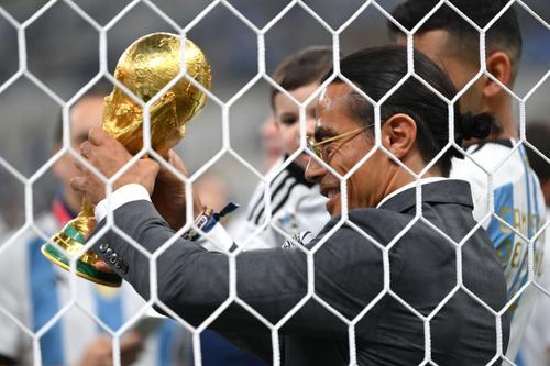 Walter Zenga (62 de ani), legendarul portar italian, a fost revoltat de faptul că Nusret Gokce, supranumit Salt Bae, s-a fotografiat cu trofeul imediat după triumful Argentinei din finala Campionatului Mondial.
