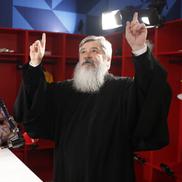 Părintele Vasile Ioana, în vestiarul cu povești al Gazetei Sporturilor / FOTO: Cristi Preda (GSP)