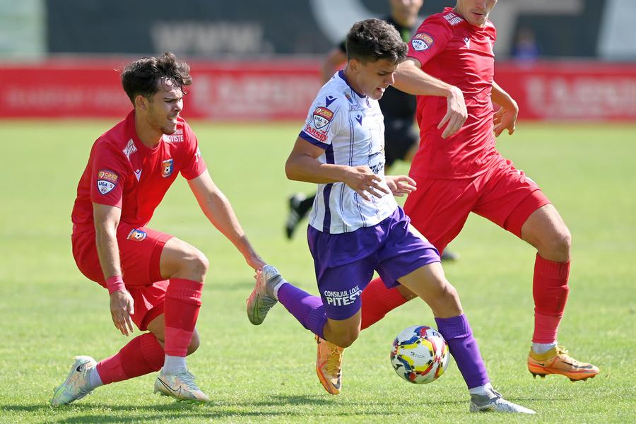 Yanis Pîrvu într-un meci cu Chindia Târgoviște FOTO sportpictures.eu Un puști de 16 ani, de la o formație de tradiție din Liga 2, e disputat de Gigi Becali și RB Salzburg!