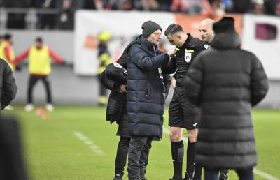 Reluarea meciului Dinamo - Voluntari, amânată mai bine de 5 minute » Motivul i-a înfuriat pe suporteri