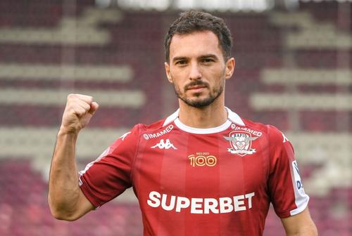 Mijlocașul ofensiv kosovar Florent Hasani (26 de ani) a fost prezentat oficial la Rapid. Va purta tricoul cu numărul 8 la formația giuleșteană.