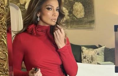 Jennifer Lopez, în rochia roșie purtată de Iga Swiatek » Imaginea a devenit virală după ce fanii au sesizat ce ajustări a făcut J. LO