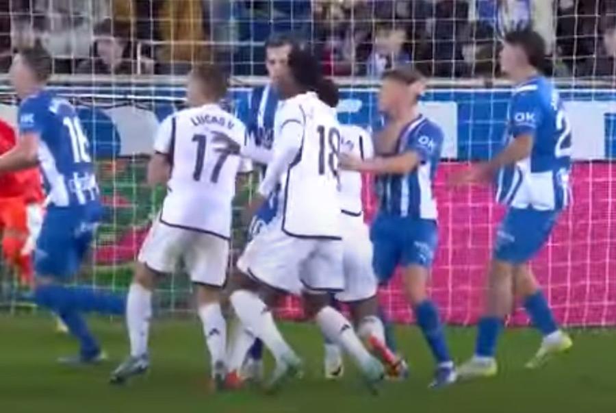 Momentul inițial de la corner. Ianis Hagi era cel mai aproape de Lucas Vazquez, cu privirea spre el Ianis Hagi, pus la zid de antrenor și de jurnaliști după cel mai slab joc la Alaves: „Dezamăgire majoră” + Mare eroare la golul lui Real Madrid!