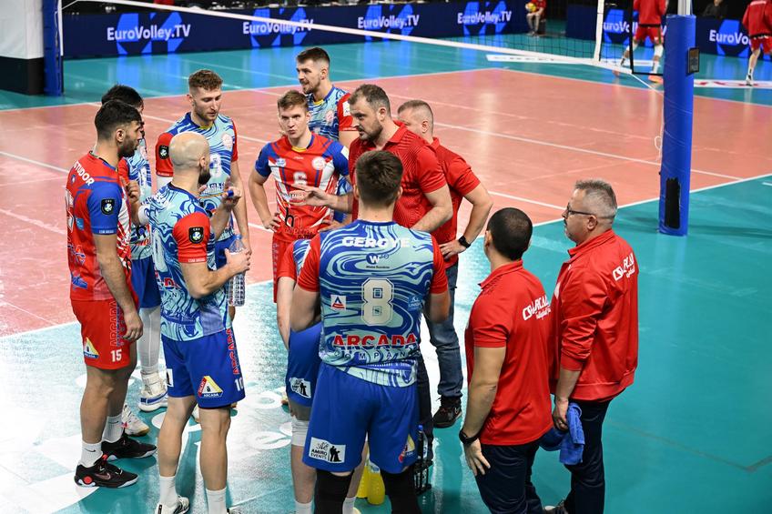 Voleibaliștii de la Arcada și antrenorul Sergiu Stancu la timeout Foto CEV