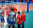 Voleibaliștii de la Arcada și antrenorul Sergiu Stancu la timeout Foto CEV