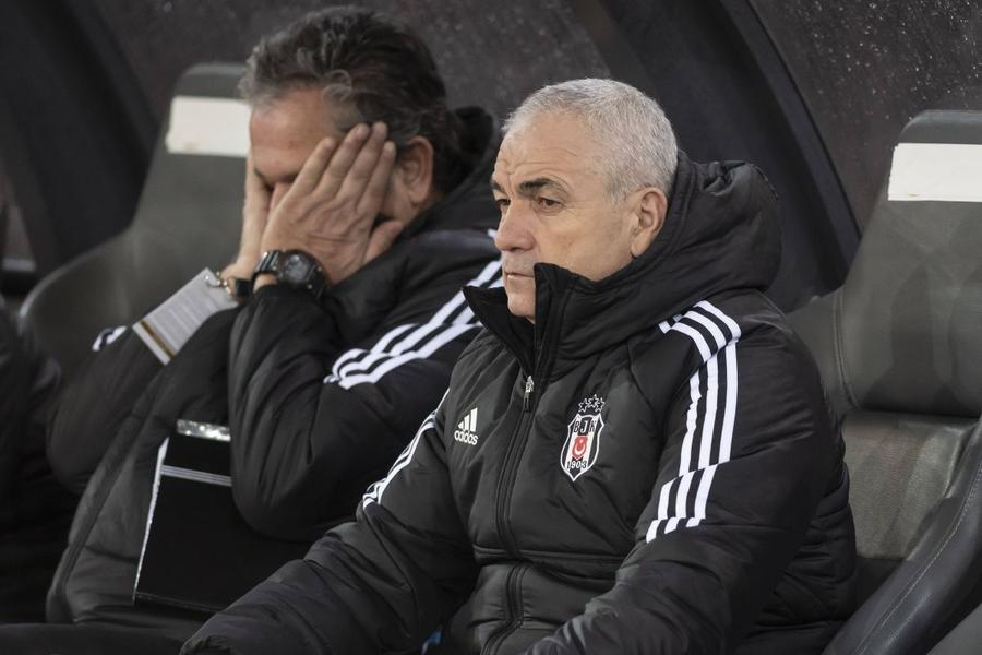 Riza Calimbay, fără reacție pe banca lui Beșiktaș. Nici el n-a reușit să-i salveze pe „vulturi” Foto: Imago Beșiktaș și-a dat afară antrenorul după alt dezastru: „N-aș fi luat jumătate din acest lot” » Poate veni Mircea Lucescu la „vulturi”?