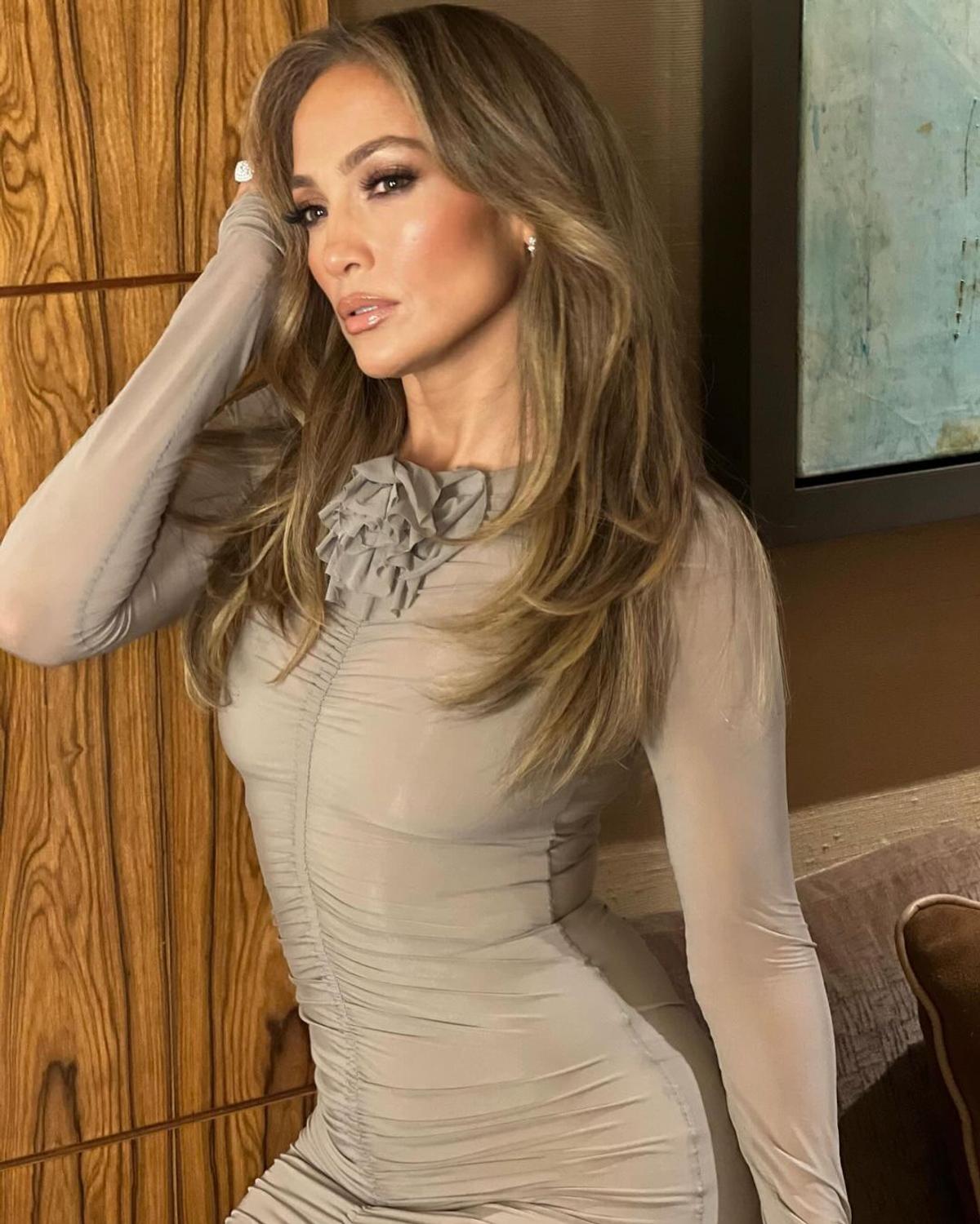 Jennifer Lopez, în rochia roșie purtată de Iga Swiatek » Imaginea a devenit virală după ce fanii au sesizat ce ajustări a făcut J. LO
