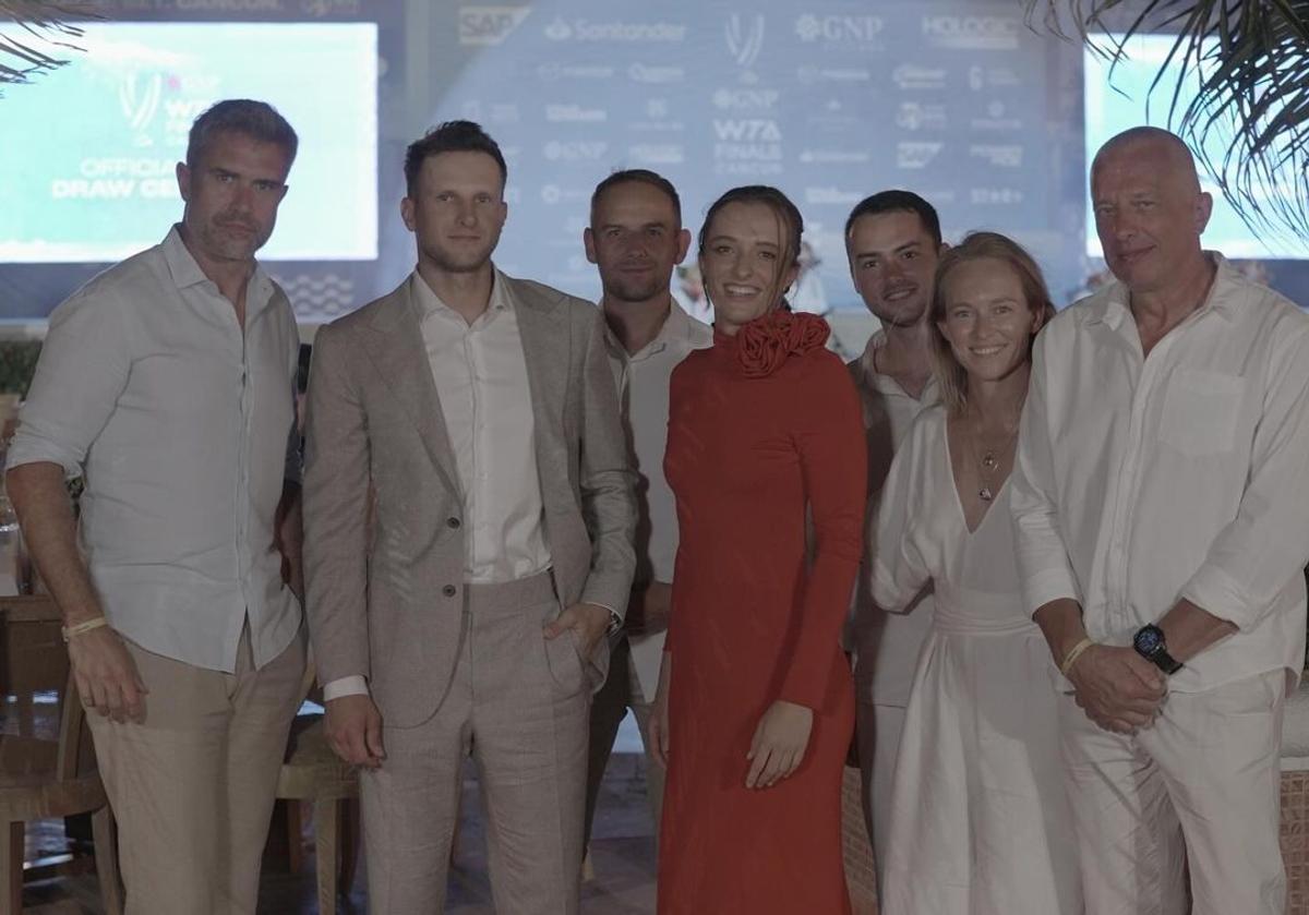 Jennifer Lopez, în rochia roșie purtată de Iga Swiatek » Imaginea a devenit virală după ce fanii au sesizat ce ajustări a făcut J. LO