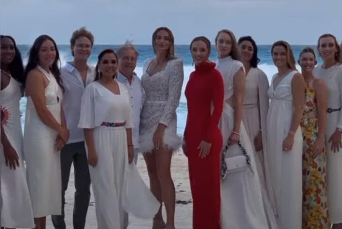 Jennifer Lopez, în rochia roșie purtată de Iga Swiatek » Imaginea a devenit virală după ce fanii au sesizat ce ajustări a făcut J. LO