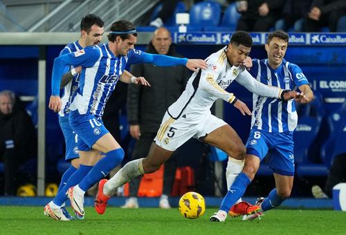 Ianis Hagi (stânga) nu l-a putut opri nici el pe Jude Bellingham în această fază Foto: Guliver/GettyImages