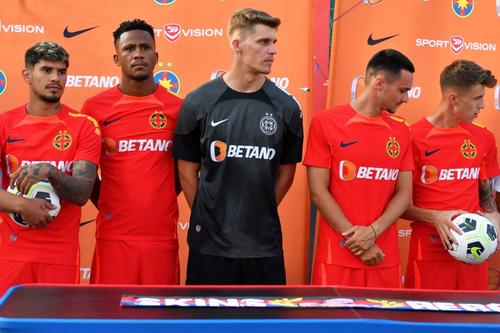 Siyabonga Ngezana, al doilea de la stânga la dreapta // foto: Facebook @ FCSB