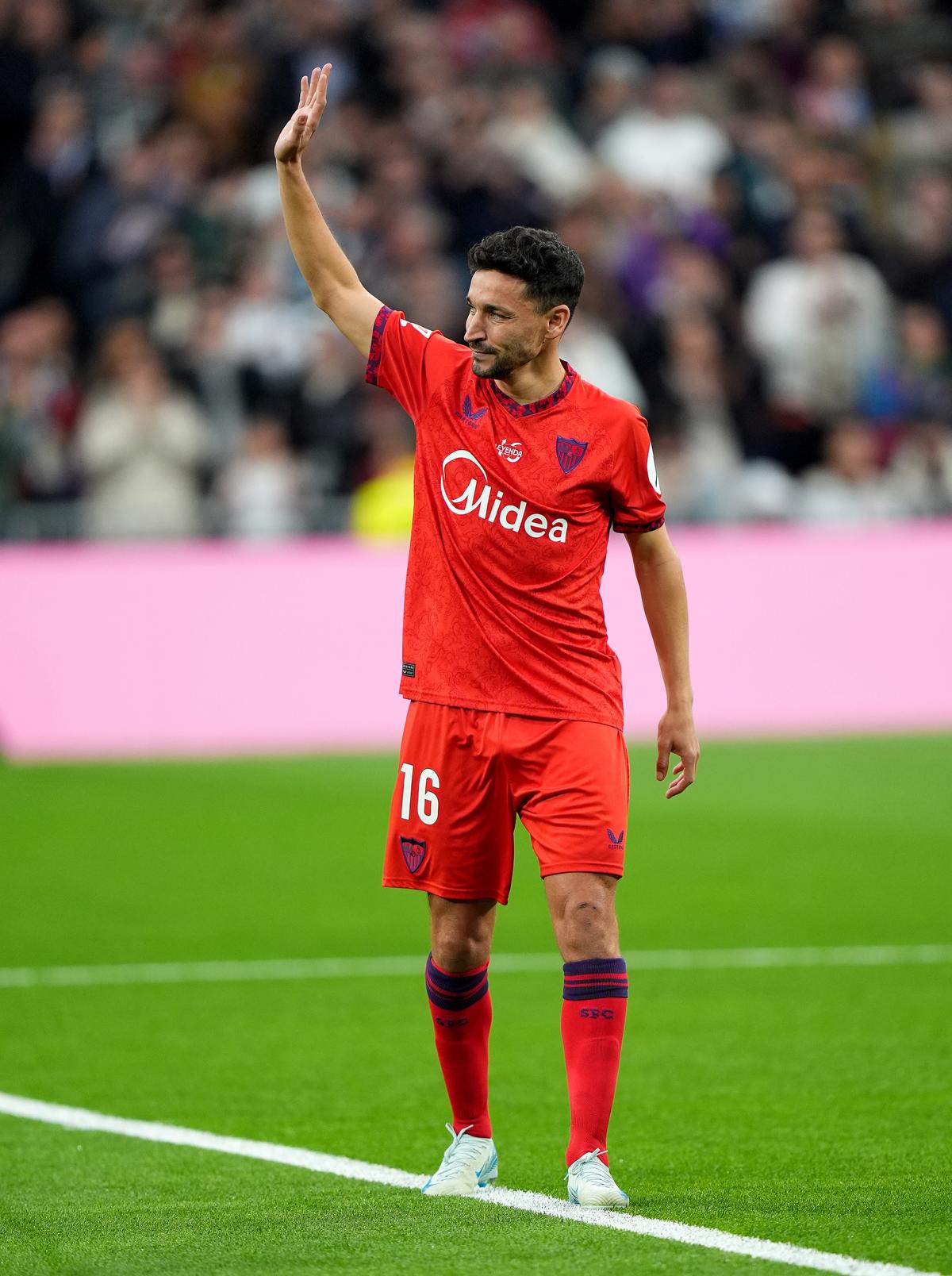 Jesus Navas, în lacrimi pe Santiago Bernabeu înaintea ultimului meci din carieră » Spaniolul a primit un cadou special din partea celor de la Real Madrid