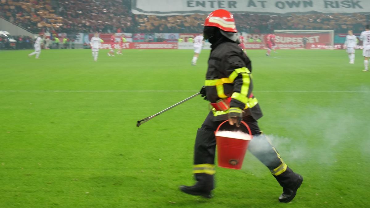 Duelul mesajelor la Dinamo - Rapid! Giuleștenii le-au aflat scenografia: „Dacă vrem mici de la voi, să apăsăm tasta doi?” + Derapaje rasiste ale dinamoviștilor