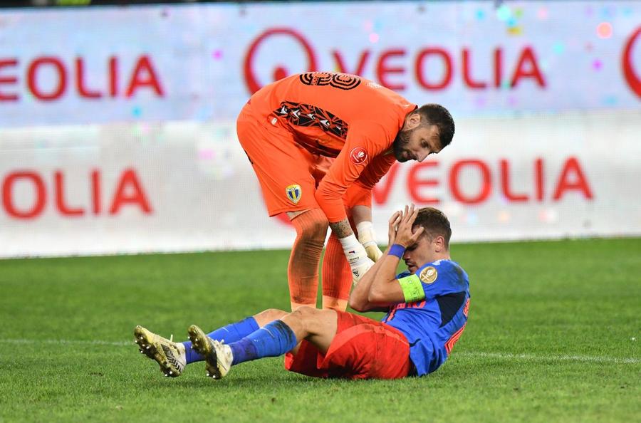 Lukas Zima și Darius Olaru/ foto: Cristi Preda (GSP) Florin Călinescu, la „Prietenii lui Ovidiu”: „Dar cine este, mă, acest arbitru, Istvan Kovacs?! Adică toți jucătorii sunt jegoși, le put ciorapii, numai el este înainte de nuntă?!”
