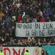 Scenografii și mesaje ironice la Dinamo - Rapid (FOTO: GSP)