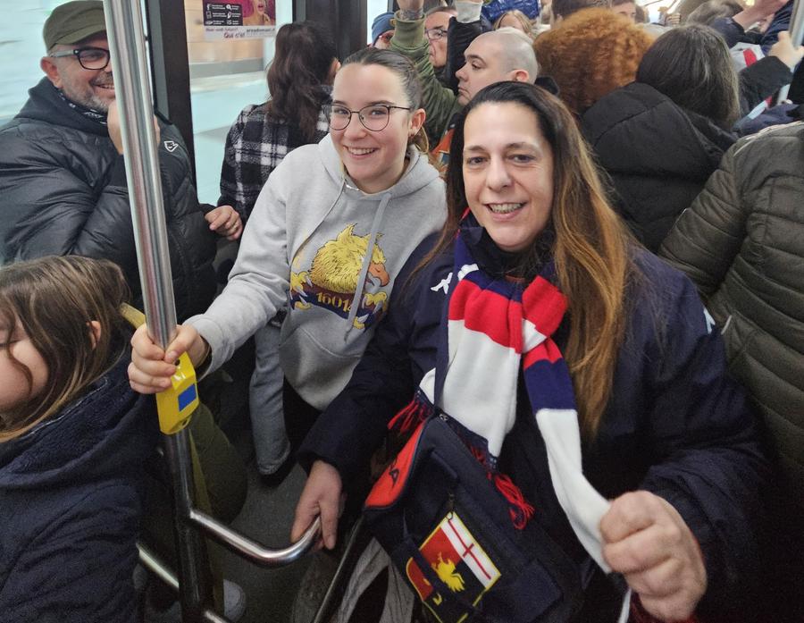 Francesca, suportera lui Genoa, în autobuzul care ne-a dus la Luigi Ferraris / Foto: GSP.ro Farmecul vieții cu Grifonul șucan