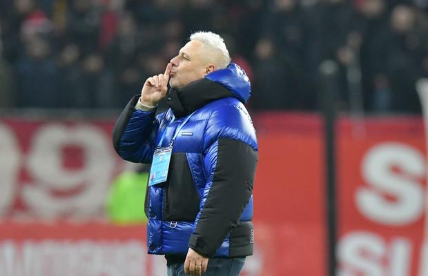 Nu-l iartă pe Șumudică, după ce rapidistul le-a arătat fundul dinamoviștilor: „Antrenor la o echipă mică!”