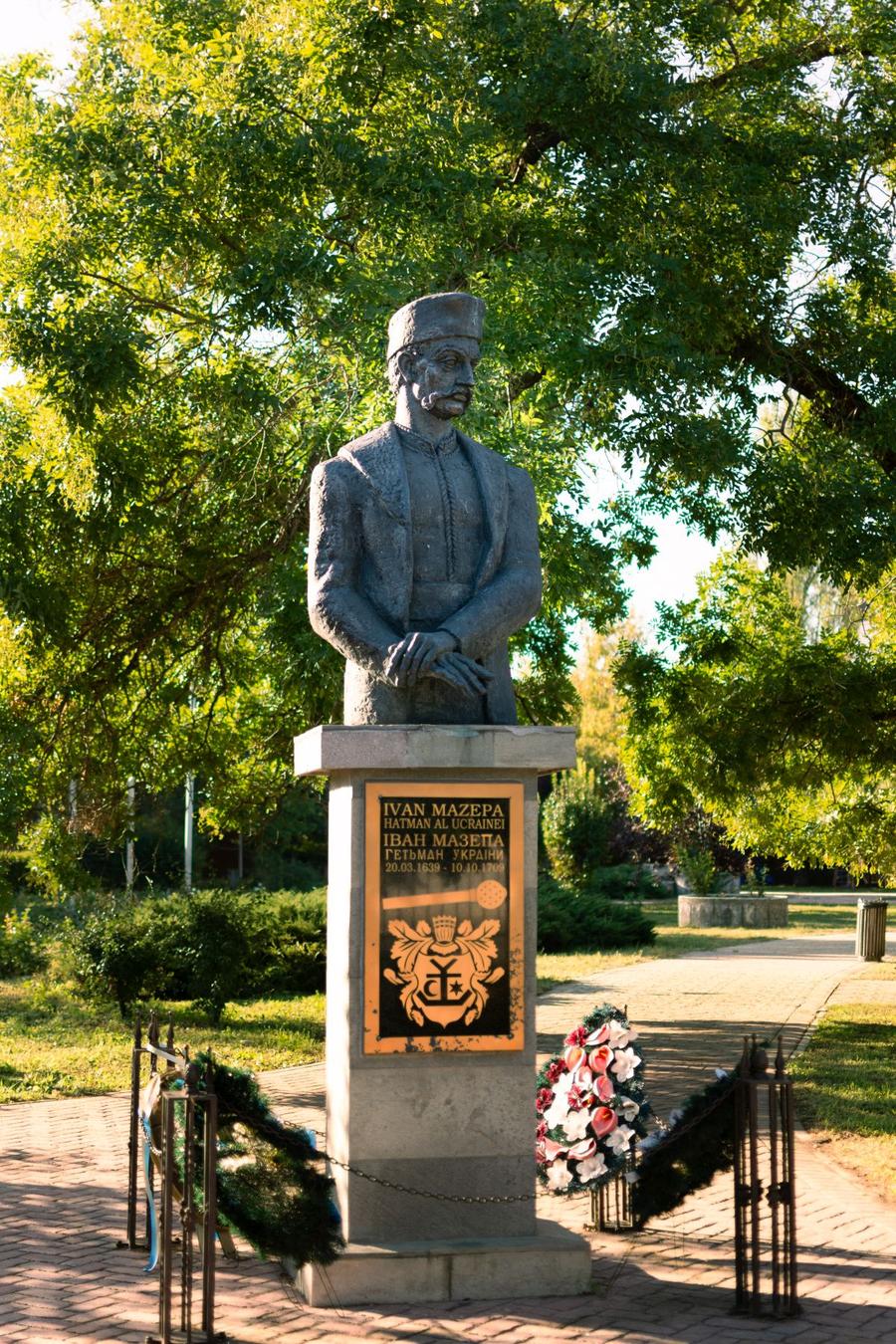 Un monument dedicat lui Ivan Mazepa, Parcul Libertății, Galați/Foto: Imago Images Oleksandr Usyk a sărbătorit victoria din Arabia Saudită cu sabia hatmanului Ivan Mazepa » Comuniștii i-au pierdut osemintele și două cartiere din Galați îi poartă numele