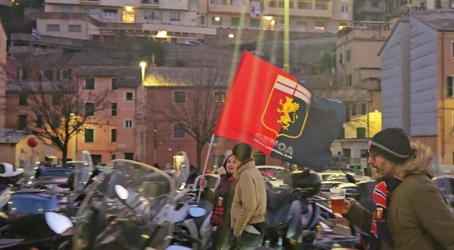 Steag purtat de o suporteră a echipei Genoa cu Grifonul auriu, la meciul cu Napoli (1-2) / Foto: GSP.ro Farmecul vieții cu Grifonul șucan