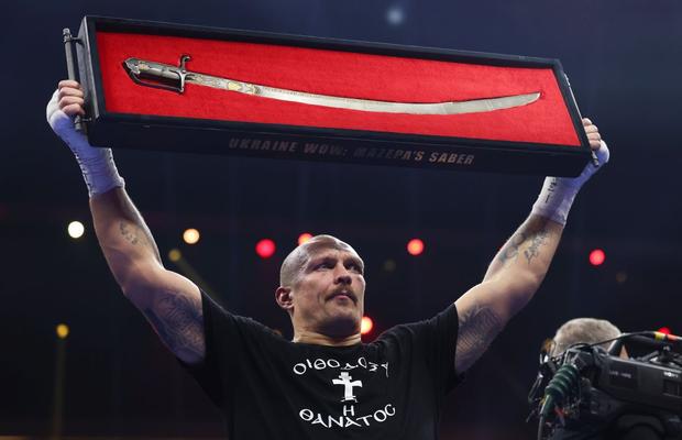 Oleksandr Usyk a sărbătorit victoria din Arabia Saudită cu sabia hatmanului Ivan Mazepa » Comuniștii i-au pierdut osemintele și două cartiere din Galați îi poartă numele