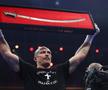 Oleksandr Usyk a ridicat sabia lui Mazepa, după victoria în fața lui Tyson Fury/Foto: Getty Images