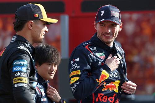 Max Verstappen și Lando Norris (stânga). Foto: Imago