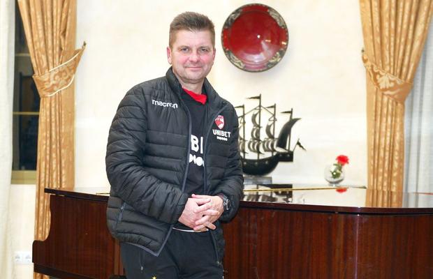 DINAMO // VIDEO EXCLUSIV / INTERVIU Dusan Uhrin jr.: „Cu maximum 5 transferuri, aș încerca să atac locul 1 în sezonul următor”
