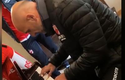 DINAMO // VIDEO Sebastian Moga, „Clayderman” din „Ștefan cel Mare” » „Secundul” roș-albilor a făcut spectacol la pian