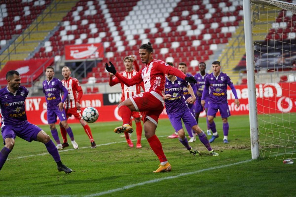 UTA - FC Argeș. Moment crucial la Arad: arbitrul a luat o decizie radicală la o fază controversată