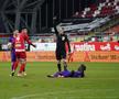În minutul 56 al meciului de la Arad, dintre UTA și FC Argeș, la scorul de 0-0, Alexandru Benga, stoperul gazdelor, a fost eliminat direct de „centralul” Viorel Flueran.