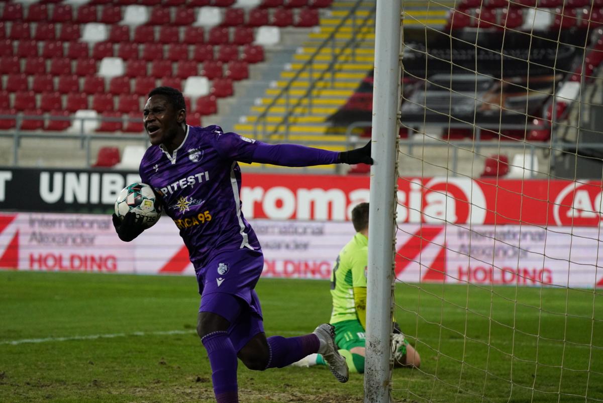 UTA - FC Argeș. Moment crucial la Arad: arbitrul a luat o decizie radicală la o fază controversată