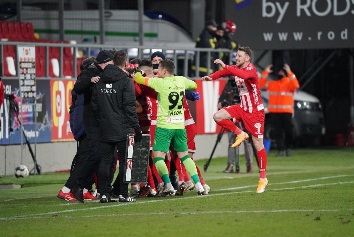 UTA ARAD- FC ARGEȘ 1-2. VIDEO+FOTO Piteștenii se impun cu două goluri marcate după minutul 88! Clasamentul ACUM