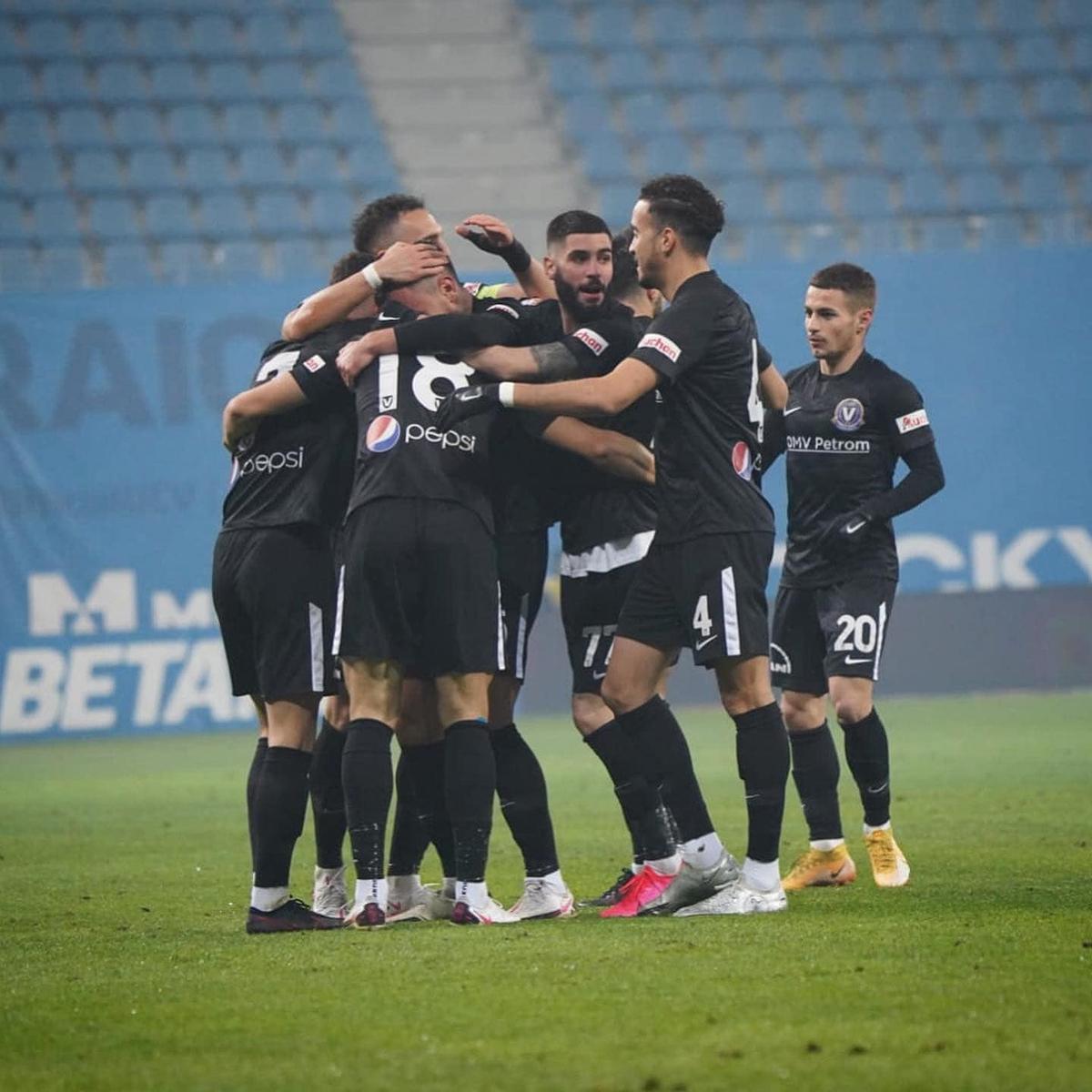 De ce îl mai ține Hagi pe Rednic în brațe? Are cifre mai proaste ca Ruben de la Barrera