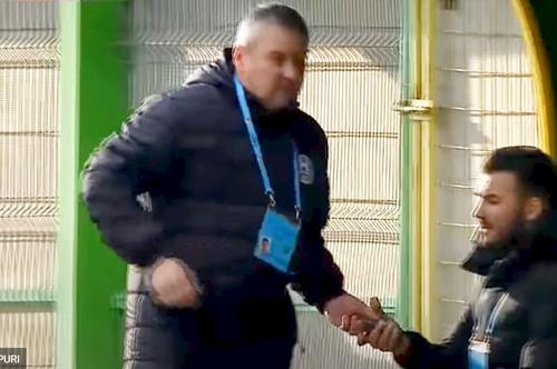 John Ene îi dă telefonul unui om de pe banca Academicii Clinceni / FOTO: Captură @Telekom Sport