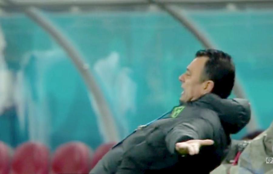 FOTO: Captură @telekom sport FCSB - CFR Cluj. Camerele TV au surprins totul » Toni Petrea a cedat nervos la margine! Ce a strigat imediat după golul egalizator al lui Debeljuh