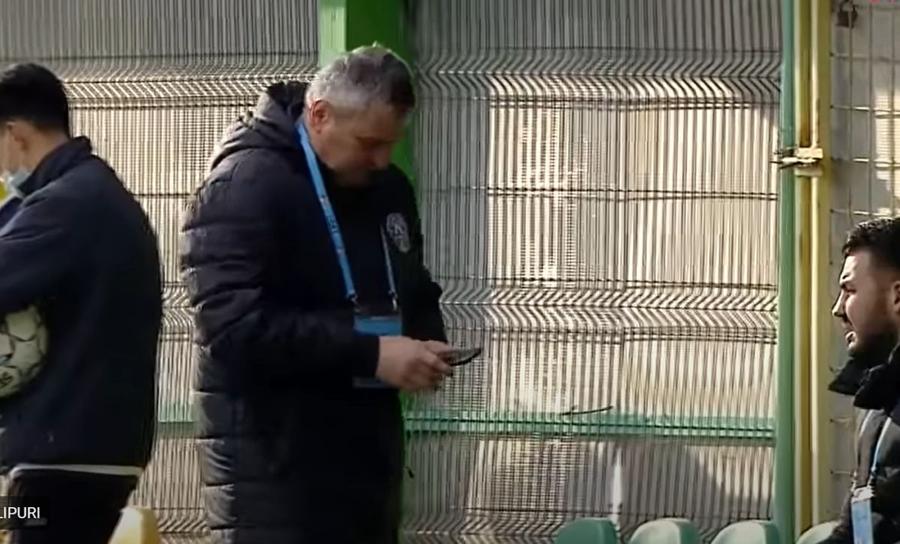 FOTO: Captură @Telekom Sport Ciudățenii pe banca Clinceniului, în timpul meciului de la Mioveni » Cum a fost surprins John Ene
