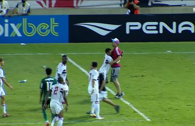 Scene incredibile în Brazilia! Un fan a intrat pe teren cu un cuțit în mână
