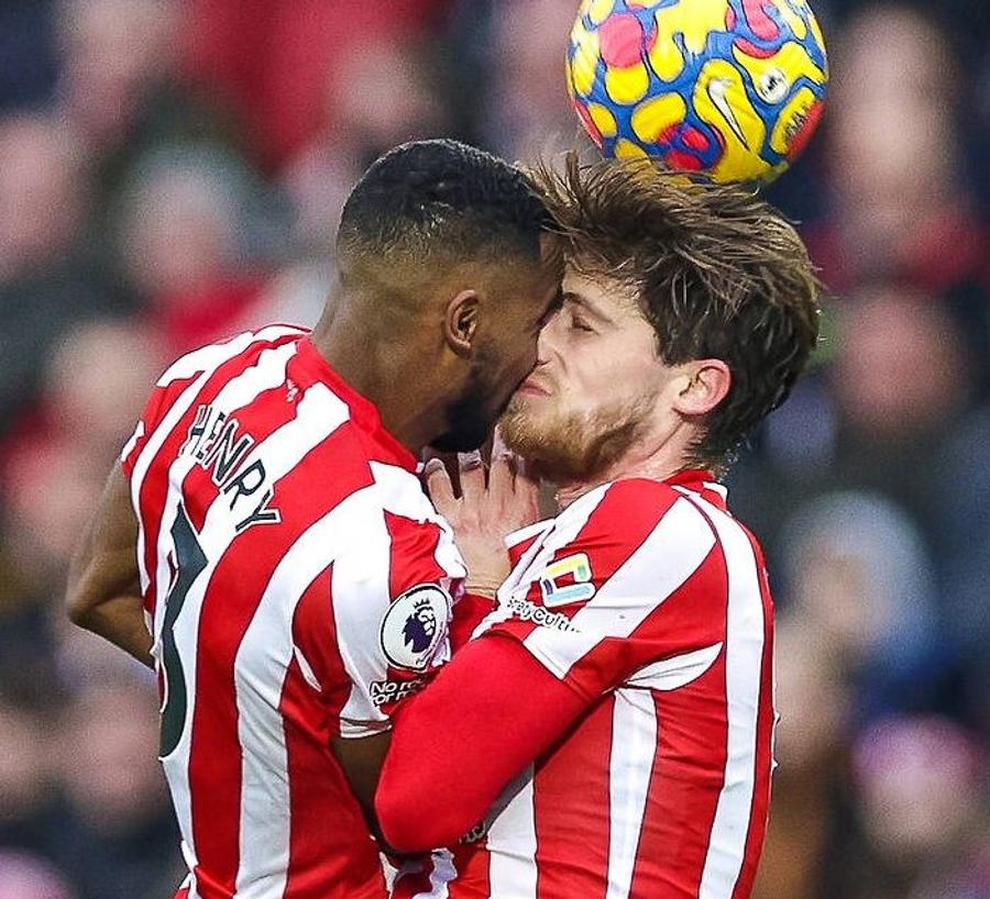 O coliziune incredibilă în Premier League! Doi colegi s-au dat cap în cap!