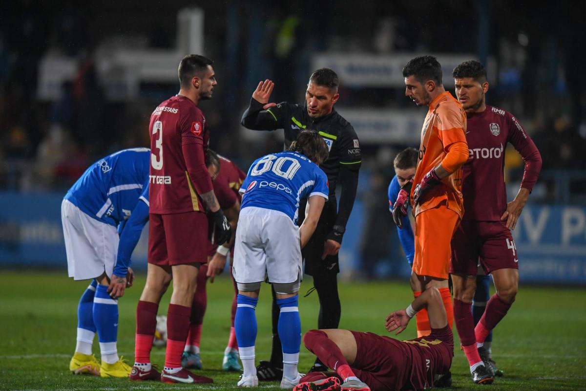 Istvan Kovacs a avut nevoie de VAR pentru un penalty cât casa în Farul - CFR Cluj