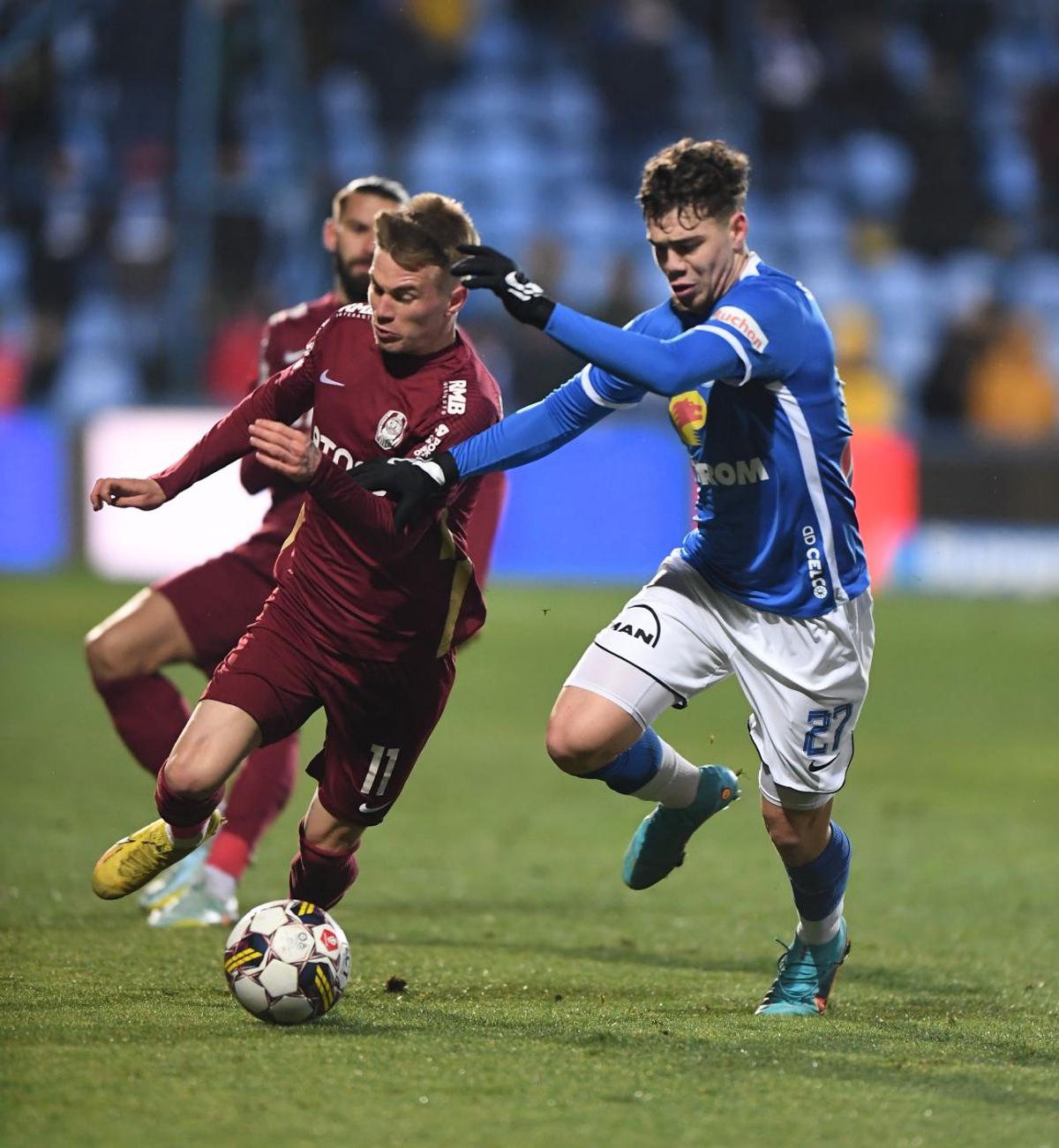 Istvan Kovacs a avut nevoie de VAR pentru un penalty cât casa în Farul - CFR Cluj
