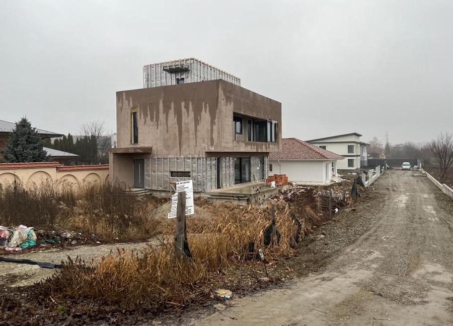 Calea nebetonată de acces pe care se află vila lui Burleanu Fotbalul românesc e în comă, Burleanu prosperă » Președintele FRF, conflict de interese: face bani în nume personal de la cluburile pe care le conduce + Detaliile imperiului Burleanu